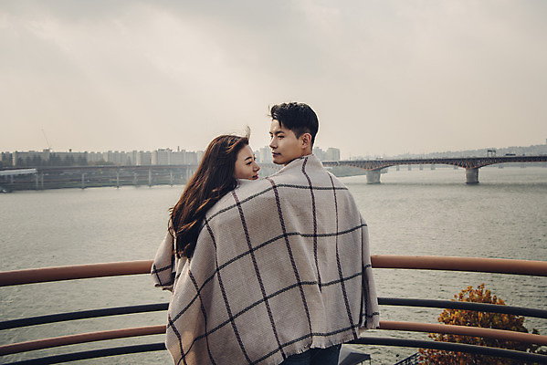 포토 JPG 주간 커플 여자 남자 데이트 서기 상반신 20대 성인 야외 두명 뒷모습 강 다정 한국인 가을 담요 한강 가교 성인만 국내포토 자연요소 건축물 계절 뷰포인트 컨셉 관계 모션 서울 사람 동양인 청년 랜드마크 파일형식