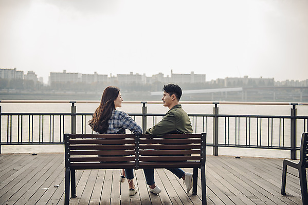 포토 JPG 주간 전신 커플 여자 남자 벤치 데이트 휴식 앉기 20대 성인 야외 두명 뒷모습 강 마주보기 다정 한국인 가을 한강 가교 성인만 국내포토 자연요소 건축물 계절 뷰포인트 컨셉 의자 관계 모션 서울 사람 동양인 청년 랜드마크 파일형식