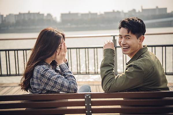 포토 JPG 주간 커플 여자 남자 벤치 데이트 대화 웃음 앉기 상반신 20대 성인 야외 두명 옆모습 강 다정 한국인 가을 한강 가교 성인만 국내포토 자연요소 건축물 계절 뷰포인트 컨셉 의자 관계 모션 서울 표정 말하기 사람 동양인 청년 랜드마크 파일형식