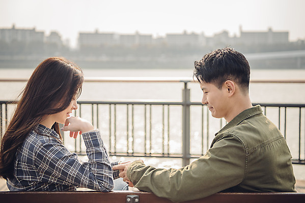 포토 JPG 주간 커플 여자 남자 벤치 데이트 앉기 상반신 20대 성인 야외 두명 옆모습 강 손잡기 다정 한국인 가을 한강 가교 성인만 국내포토 자연요소 건축물 계절 뷰포인트 컨셉 의자 관계 모션 서울 사람 동양인 청년 랜드마크 파일형식