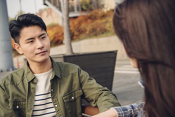 포토 JPG 주간 커플 여자 남자 벤치 데이트 앉기 상반신 20대 성인 야외 두명 앞모습 옆모습 강 다정 한국인 가을 한강 가교 성인만 국내포토 자연요소 건축물 계절 뷰포인트 컨셉 의자 관계 모션 서울 사람 동양인 청년 랜드마크 파일형식