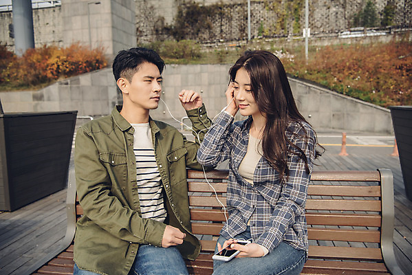 포토 JPG 주간 커플 여자 남자 이어폰 벤치 데이트 휴식 미소 상반신 20대 성인 야외 두명 앞모습 강 다정 음악감상 한국인 가을 한강 가교 성인만 국내포토 자연요소 건축물 계절 뷰포인트 음향기기 컨셉 의자 관계 서울 표정 사람 동양인 청년 감상 랜드마크 파일형식