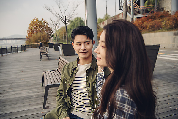 포토 JPG 주간 커플 여자 남자 이어폰 벤치 데이트 상반신 20대 성인 야외 두명 옆모습 강 다정 한국인 가을 한강 가교 성인만 국내포토 자연요소 건축물 계절 뷰포인트 음향기기 컨셉 의자 관계 서울 사람 동양인 청년 랜드마크 파일형식