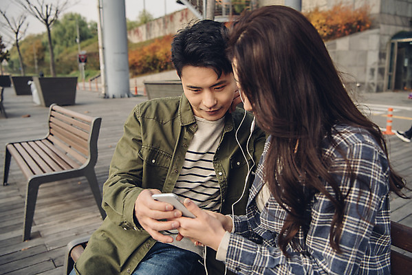 포토 JPG 주간 커플 응시 여자 남자 이어폰 벤치 데이트 들기 앉기 상반신 20대 성인 야외 두명 앞모습 옆모습 스마트폰 강 다정 음악감상 한국인 가을 한강 가교 성인만 국내포토 자연요소 건축물 시선 계절 뷰포인트 음향기기 컨셉 의자 관계 모션 서울 사람 동양인 청년 핸드폰 스마트기기 감상 랜드마크 파일형식