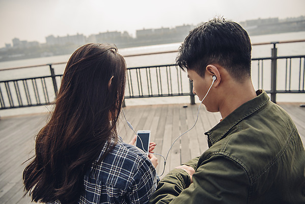 포토 JPG 주간 커플 여자 남자 이어폰 벤치 데이트 상반신 20대 성인 야외 두명 뒷모습 스마트폰 강 다정 음악감상 한국인 가을 한강 가교 성인만 국내포토 자연요소 건축물 계절 뷰포인트 음향기기 컨셉 의자 관계 서울 사람 동양인 청년 핸드폰 스마트기기 감상 랜드마크 파일형식