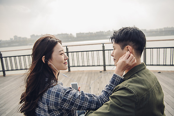 포토 JPG 주간 커플 여자 남자 이어폰 벤치 데이트 앉기 상반신 20대 성인 야외 두명 옆모습 강 다정 음악감상 한국인 가을 한강 가교 성인만 국내포토 자연요소 건축물 계절 뷰포인트 음향기기 컨셉 의자 관계 모션 서울 사람 동양인 청년 감상 랜드마크 파일형식
