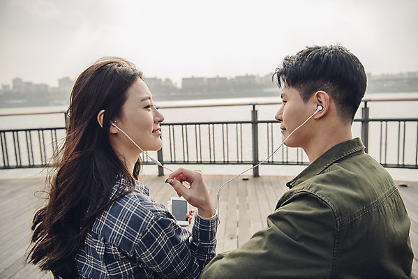 포토 JPG 주간 커플 여자 남자 이어폰 벤치 데이트 앉기 상반신 20대 성인 야외 두명 옆모습 강 다정 음악감상 한국인 가을 한강 가교 성인만 국내포토 자연요소 건축물 계절 뷰포인트 음향기기 컨셉 의자 관계 모션 서울 사람 동양인 청년 감상 랜드마크 파일형식