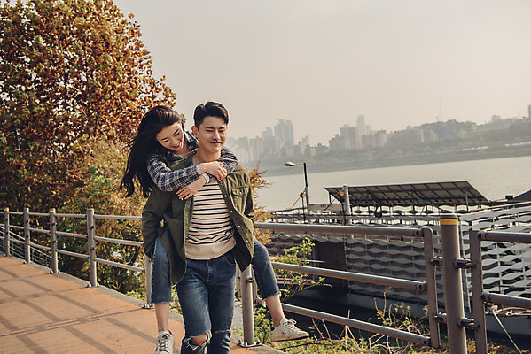 포토 JPG 주간 전신 커플 여자 남자 데이트 미소 상반신 20대 성인 야외 두명 앞모습 강 걷기 다정 한국인 가을 한강 업기 가교 성인만 국내포토 자연요소 건축물 계절 뷰포인트 컨셉 관계 모션 서울 표정 사람 동양인 청년 랜드마크 파일형식
