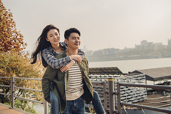 포토 JPG 주간 커플 응시 여자 남자 데이트 미소 상반신 20대 성인 야외 두명 앞모습 강 걷기 다정 한국인 가을 한강 업기 가교 성인만 국내포토 자연요소 건축물 시선 계절 뷰포인트 컨셉 관계 모션 서울 표정 사람 동양인 청년 랜드마크 파일형식