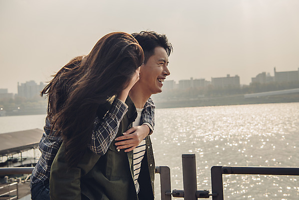 포토 JPG 주간 커플 여자 남자 데이트 웃음 상반신 20대 성인 야외 두명 옆모습 강 다정 한국인 가을 한강 업기 가교 성인만 국내포토 자연요소 건축물 계절 뷰포인트 컨셉 관계 모션 서울 표정 사람 동양인 청년 랜드마크 파일형식