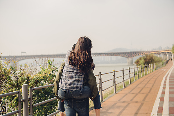 포토 JPG 주간 커플 여자 남자 데이트 상반신 20대 성인 야외 두명 뒷모습 강 걷기 다정 한국인 가을 한강 업기 가교 성인만 국내포토 자연요소 건축물 계절 뷰포인트 컨셉 관계 모션 서울 사람 동양인 청년 랜드마크 파일형식