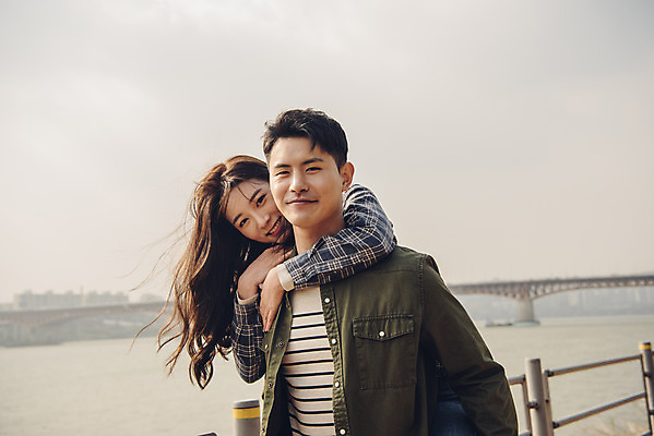 포토 JPG 주간 커플 여자 남자 데이트 미소 상반신 20대 성인 야외 두명 앞모습 강 다정 한국인 가을 한강 업기 가교 성인만 국내포토 자연요소 건축물 계절 뷰포인트 컨셉 관계 모션 서울 표정 사람 동양인 청년 랜드마크 파일형식