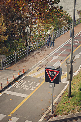 포토 JPG 주간 전신 나무 커플 여자 남자 데이트 20대 성인 야외 두명 앞모습 강 하이앵글 걷기 다정 한국인 가을 한강 가교 성인만 국내포토 자연요소 식물 건축물 계절 뷰포인트 컨셉 관계 모션 서울 사람 동양인 청년 랜드마크 파일형식