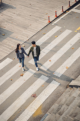 포토 JPG 주간 전신 커플 여자 남자 데이트 20대 성인 야외 두명 앞모습 강 하이앵글 걷기 손잡기 다정 한국인 가을 한강 가교 성인만 국내포토 자연요소 건축물 계절 뷰포인트 컨셉 관계 모션 서울 사람 동양인 청년 랜드마크 파일형식