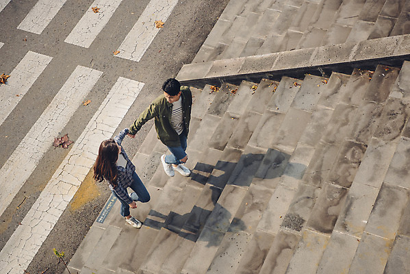 포토 JPG 주간 전신 커플 여자 남자 데이트 20대 성인 야외 두명 옆모습 강 하이앵글 걷기 계단 손잡기 다정 한국인 가을 한강 성인만 국내포토 자연요소 계절 뷰포인트 컨셉 관계 모션 서울 사람 동양인 청년 랜드마크 파일형식