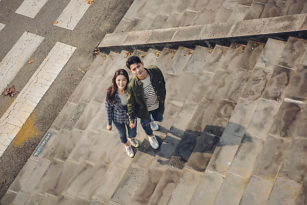포토 JPG 주간 전신 커플 여자 남자 데이트 서기 20대 성인 야외 두명 앞모습 강 하이앵글 계단 손잡기 다정 한국인 올려보기 가을 한강 성인만 국내포토 자연요소 계절 뷰포인트 컨셉 관계 모션 서울 사람 동양인 청년 랜드마크 파일형식