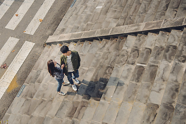 포토 JPG 주간 전신 커플 여자 남자 데이트 장난 서기 20대 성인 야외 두명 앞모습 옆모습 강 하이앵글 계단 다정 한국인 가을 한강 성인만 국내포토 자연요소 계절 뷰포인트 컨셉 관계 모션 서울 사람 동양인 청년 랜드마크 파일형식