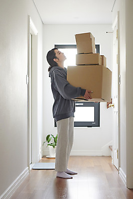 포토 JPG 전신 여자 실내 한명 서기 들기 성인 옆모습 30대 상자 한국인 짐 실업자 이삿짐 무거움 택배상자 성인여자한명만 캥거루족 국내포토 1 뷰포인트 모션 사람 동양인 내부 장년 무게 이사 택배 신조어 여자한명만 성인여자만 파일형식