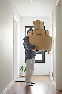 포토 JPG 전신 여자 실내 한명 서기 미소 들기 성인 옆모습 30대 상자 한국인 짐 실업자 이삿짐 무거움 택배상자 성인여자한명만 캥거루족 국내포토 1 뷰포인트 모션 표정 사람 동양인 내부 장년 무게 이사 택배 신조어 여자한명만 성인여자만 파일형식