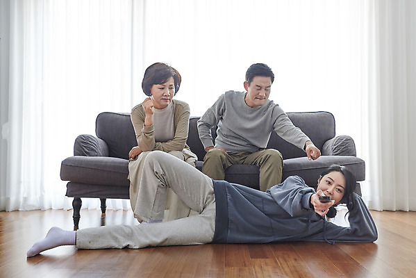 포토 JPG 전신 여자 남자 딸 중년 50대 거실 가족 엄마 실내 앉기 성인 앞모습 세명 30대 소파 눕기 텔레비전 한국인 자녀 아빠 리모컨 실업자 티비시청 잔소리 캥거루족 국내포토 뷰포인트 의자 관계 모션 사람 동양인 내부 장년 전자제품 신조어 시청_보고들음 파일형식