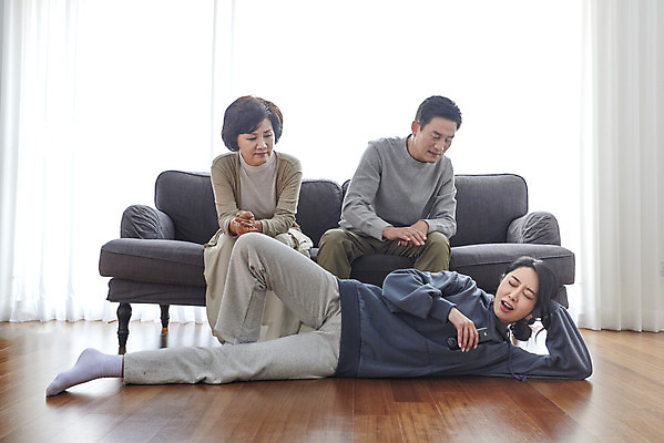 포토 JPG 전신 여자 남자 딸 중년 50대 거실 가족 엄마 실내 앉기 성인 앞모습 세명 30대 소파 눕기 텔레비전 한국인 자녀 아빠 리모컨 실업자 티비시청 잔소리 캥거루족 국내포토 뷰포인트 의자 관계 모션 사람 동양인 내부 장년 전자제품 신조어 시청_보고들음 파일형식