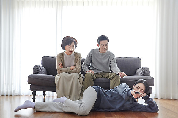 포토 JPG 전신 여자 남자 딸 중년 50대 거실 가족 엄마 실내 앉기 성인 앞모습 세명 30대 소파 눕기 텔레비전 한국인 자녀 아빠 리모컨 실업자 티비시청 잔소리 캥거루족 국내포토 뷰포인트 의자 관계 모션 사람 동양인 내부 장년 전자제품 신조어 시청_보고들음 파일형식