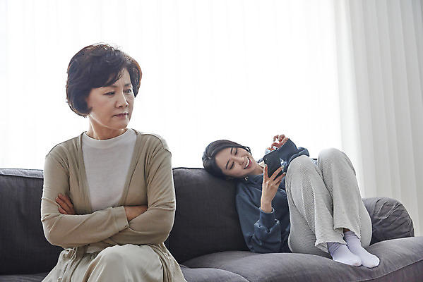 포토 JPG 전신 여자 딸 중년 50대 거실 모녀 엄마 실내 들기 앉기 상반신 성인 두명 앞모습 30대 스마트폰 소파 팔짱 한국인 자녀 실업자 잔소리 여자만 캥거루족 못마땅 국내포토 감정 뷰포인트 의자 가족 모션 사람 동양인 내부 장년 핸드폰 스마트기기 신조어 파일형식