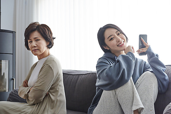 포토 JPG 여자 딸 중년 50대 거실 모녀 엄마 실내 미소 들기 앉기 상반신 성인 두명 옆모습 30대 스마트폰 소파 팔짱 한국인 짜증 자녀 실업자 잔소리 여자만 캥거루족 못마땅 국내포토 감정 뷰포인트 의자 가족 모션 표정 사람 동양인 내부 장년 핸드폰 스마트기기 신조어 파일형식