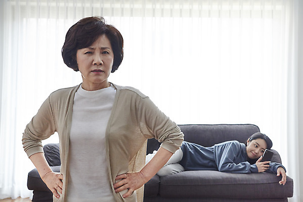 포토 JPG 여자 딸 중년 50대 허리손 거실 모녀 엄마 실내 서기 상반신 성인 두명 앞모습 30대 스마트폰 소파 눕기 한국인 짜증 자녀 실업자 잔소리 여자만 캥거루족 못마땅 국내포토 감정 뷰포인트 포즈 의자 가족 모션 사람 동양인 내부 장년 핸드폰 스마트기기 신조어 파일형식