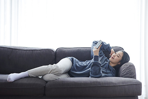 포토 JPG 전신 응시 여자 휴식 실내 한명 미소 들기 성인 앞모습 30대 스마트폰 소파 눕기 한국인 실업자 성인여자한명만 캥거루족 국내포토 1 시선 뷰포인트 컨셉 의자 모션 표정 사람 동양인 내부 장년 핸드폰 스마트기기 신조어 여자한명만 성인여자만 파일형식