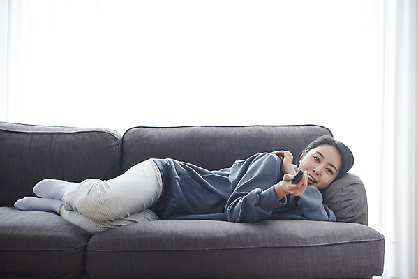 포토 JPG 전신 응시 여자 휴식 실내 한명 미소 들기 성인 앞모습 30대 소파 눕기 한국인 리모컨 실업자 티비시청 성인여자한명만 캥거루족 국내포토 1 시선 뷰포인트 컨셉 의자 모션 표정 사람 동양인 내부 장년 신조어 시청_보고들음 여자한명만 성인여자만 파일형식