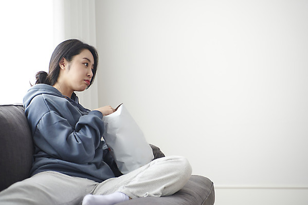 포토 JPG 전신 응시 여자 휴식 실내 한명 앉기 성인 옆모습 30대 소파 과자 한국인 실업자 먹기 성인여자한명만 캥거루족 국내포토 1 시선 뷰포인트 컨셉 의자 모션 디저트 사람 동양인 내부 장년 신조어 여자한명만 성인여자만 파일형식