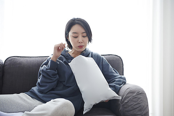 포토 JPG 여자 휴식 실내 한명 앉기 상반신 성인 앞모습 30대 소파 과자 한국인 실업자 먹기 성인여자한명만 캥거루족 국내포토 1 뷰포인트 컨셉 의자 모션 디저트 사람 동양인 내부 장년 신조어 여자한명만 성인여자만 파일형식