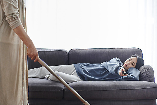 포토 JPG 여자 딸 중년 50대 가사 거실 모녀 엄마 실내 서기 들기 상반신 성인 두명 앞모습 옆모습 30대 소파 눕기 텔레비전 한국인 자녀 리모컨 실업자 청소 티비시청 닦기 대걸레 여자만 캥거루족 국내포토 뷰포인트 의자 가족 모션 사람 동양인 내부 장년 전자제품 청소도구 신조어 시청_보고들음 파일형식