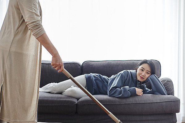 포토 JPG 여자 딸 중년 50대 가사 거실 모녀 엄마 실내 서기 들기 상반신 성인 두명 앞모습 옆모습 30대 소파 눕기 한국인 자녀 리모컨 실업자 청소 티비시청 닦기 대걸레 여자만 캥거루족 국내포토 뷰포인트 의자 가족 모션 사람 동양인 내부 장년 청소도구 신조어 시청_보고들음 파일형식