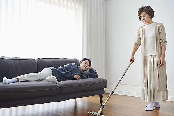 포토 JPG 전신 여자 딸 중년 50대 가사 거실 모녀 엄마 실내 서기 성인 두명 30대 소파 눕기 한국인 자녀 실업자 청소 티비시청 닦기 노려봄 대걸레 여자만 캥거루족 국내포토 의자 가족 모션 표정 사람 동양인 내부 장년 청소도구 신조어 시청_보고들음 파일형식