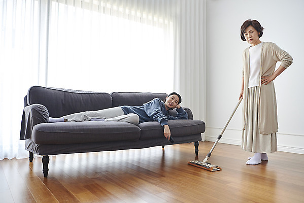 포토 JPG 전신 여자 딸 중년 50대 허리손 가사 거실 모녀 엄마 실내 서기 성인 두명 앞모습 30대 소파 눕기 한국인 짜증 자녀 실업자 청소 티비시청 닦기 대걸레 여자만 캥거루족 국내포토 감정 뷰포인트 포즈 의자 가족 모션 사람 동양인 내부 장년 청소도구 신조어 시청_보고들음 파일형식