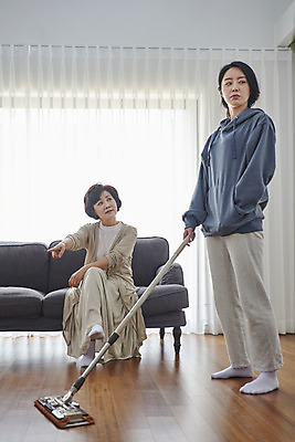 포토 JPG 전신 여자 딸 중년 50대 가사 거실 모녀 엄마 실내 서기 앉기 성인 두명 앞모습 옆모습 30대 소파 한국인 자녀 가리킴 실업자 청소 닦기 대걸레 여자만 캥거루족 국내포토 뷰포인트 의자 가족 모션 사람 동양인 손짓 내부 장년 청소도구 신조어 파일형식