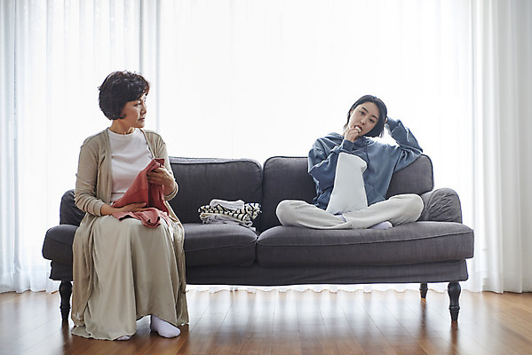 포토 JPG 전신 응시 여자 딸 중년 50대 가사 거실 모녀 엄마 실내 앉기 성인 두명 앞모습 30대 소파 과자 한국인 자녀 빨래 실업자 먹기 여자만 캥거루족 국내포토 시선 뷰포인트 의자 가족 모션 디저트 사람 동양인 내부 장년 신조어 파일형식