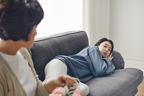 포토 JPG 응시 여자 딸 중년 50대 거실 모녀 엄마 실내 앉기 상반신 성인 두명 옆모습 30대 소파 눕기 한국인 자녀 실업자 잔소리 노려봄 여자만 캥거루족 국내포토 시선 뷰포인트 의자 가족 모션 표정 사람 동양인 내부 장년 신조어 파일형식