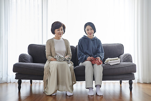 포토 JPG 전신 여자 딸 중년 50대 가사 거실 모녀 엄마 실내 미소 앉기 성인 두명 앞모습 30대 소파 화목 한국인 자녀 빨래 실업자 여자만 캥거루족 국내포토 뷰포인트 컨셉 의자 가족 모션 표정 사람 동양인 내부 장년 신조어 파일형식