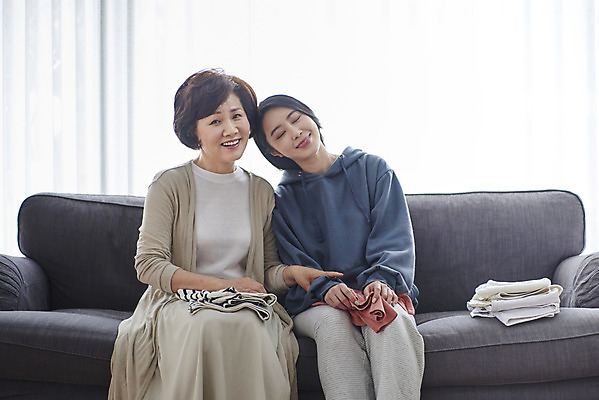 포토 JPG 여자 딸 중년 50대 가사 거실 모녀 엄마 실내 미소 앉기 상반신 성인 두명 앞모습 30대 소파 기댐 화목 한국인 자녀 빨래 실업자 여자만 캥거루족 국내포토 뷰포인트 컨셉 의자 가족 모션 표정 사람 동양인 내부 장년 신조어 파일형식