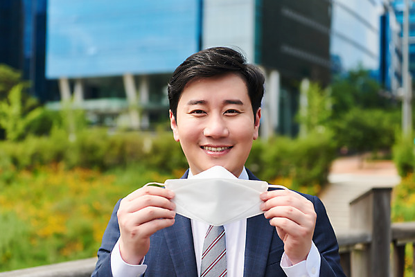 포토 JPG 주간 남자 회사 비즈니스 마스크 한명 서기 미소 들기 정장 상반신 성인 야외 앞모습 여름 30대 한국인 직장인 비즈니스맨 바이러스 사회이슈 출근 성인남자한명만 코로나바이러스 노마스크 델타변이바이러스 국내포토 자연요소 직업 1 옷 계절 뷰포인트 컨셉 모션 표정 사람 동양인 장년 출퇴근 남자한명만 성인남자만 파일형식