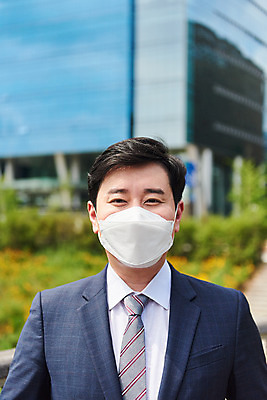 포토 JPG 주간 남자 회사 비즈니스 마스크 한명 서기 정장 상반신 성인 야외 앞모습 여름 30대 한국인 직장인 비즈니스맨 바이러스 사회이슈 출근 성인남자한명만 코로나바이러스 델타변이바이러스 국내포토 자연요소 직업 1 옷 계절 뷰포인트 컨셉 모션 사람 동양인 장년 출퇴근 남자한명만 성인남자만 파일형식