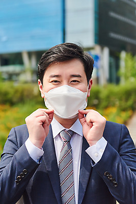 포토 JPG 주간 남자 회사 비즈니스 마스크 한명 서기 정장 상반신 성인 야외 앞모습 여름 30대 한국인 직장인 비즈니스맨 바이러스 사회이슈 출근 성인남자한명만 코로나바이러스 델타변이바이러스 국내포토 자연요소 직업 1 옷 계절 뷰포인트 컨셉 모션 사람 동양인 장년 출퇴근 남자한명만 성인남자만 파일형식