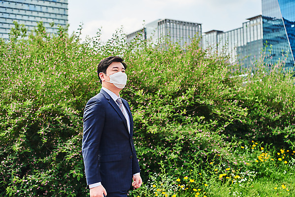 포토 JPG 주간 남자 회사 비즈니스 마스크 한명 서기 정장 상반신 성인 야외 옆모습 여름 30대 한국인 직장인 비즈니스맨 바이러스 사회이슈 출근 성인남자한명만 코로나바이러스 델타변이바이러스 국내포토 자연요소 직업 1 옷 계절 뷰포인트 컨셉 모션 사람 동양인 장년 출퇴근 남자한명만 성인남자만 파일형식