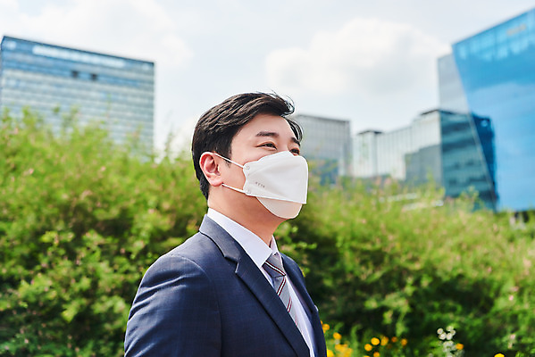 포토 JPG 주간 남자 회사 비즈니스 마스크 한명 서기 정장 상반신 성인 야외 옆모습 여름 30대 한국인 직장인 비즈니스맨 바이러스 사회이슈 출근 성인남자한명만 코로나바이러스 델타변이바이러스 국내포토 자연요소 직업 1 옷 계절 뷰포인트 컨셉 모션 사람 동양인 장년 출퇴근 남자한명만 성인남자만 파일형식