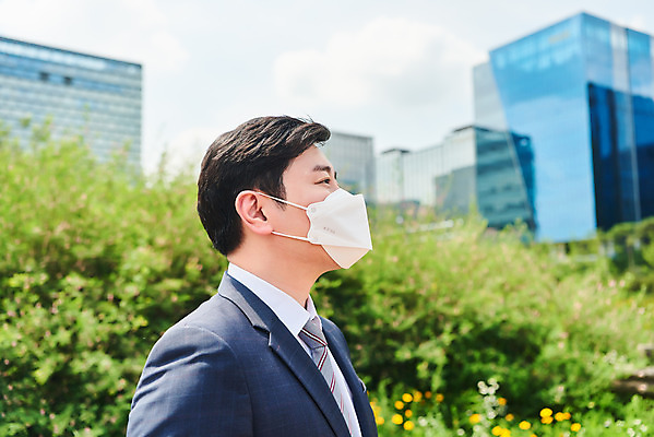 포토 JPG 주간 남자 회사 비즈니스 마스크 한명 서기 정장 상반신 성인 야외 옆모습 여름 30대 한국인 직장인 비즈니스맨 바이러스 사회이슈 출근 성인남자한명만 코로나바이러스 델타변이바이러스 국내포토 자연요소 직업 1 옷 계절 뷰포인트 컨셉 모션 사람 동양인 장년 출퇴근 남자한명만 성인남자만 파일형식