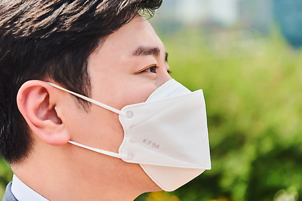 포토 JPG 주간 남자 얼굴 회사 비즈니스 마스크 한명 정장 근접촬영 성인 야외 옆모습 여름 30대 한국인 직장인 비즈니스맨 바이러스 사회이슈 출근 성인남자한명만 코로나바이러스 델타변이바이러스 국내포토 자연요소 직업 1 옷 계절 뷰포인트 컨셉 사람 동양인 신체부위 장년 출퇴근 남자한명만 성인남자만 파일형식