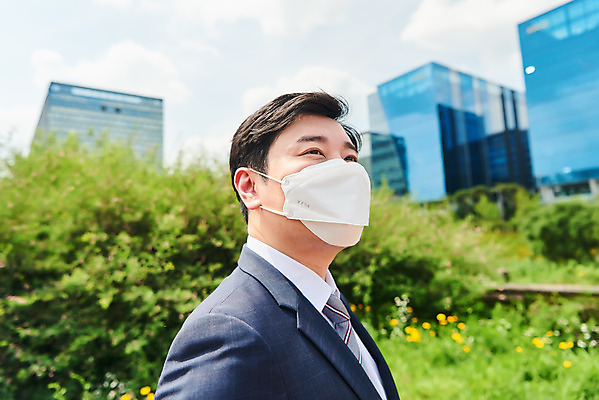 포토 JPG 주간 남자 회사 비즈니스 마스크 한명 서기 정장 상반신 성인 야외 옆모습 여름 30대 한국인 직장인 비즈니스맨 바이러스 사회이슈 출근 성인남자한명만 코로나바이러스 델타변이바이러스 국내포토 자연요소 직업 1 옷 계절 뷰포인트 컨셉 모션 사람 동양인 장년 출퇴근 남자한명만 성인남자만 파일형식